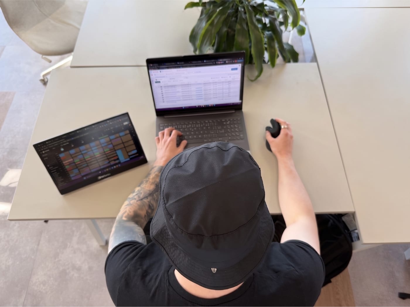 Lukas Szanto working at his desk